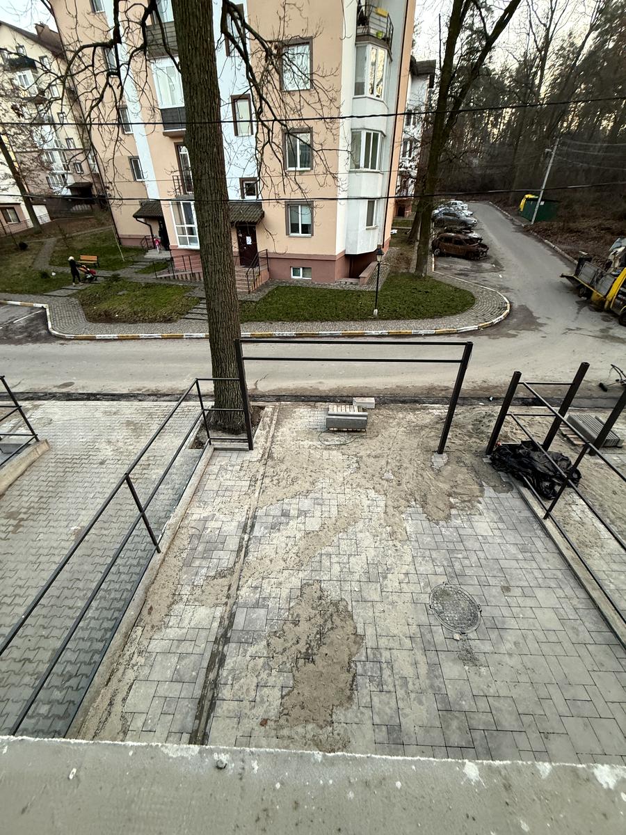 1851856663305356