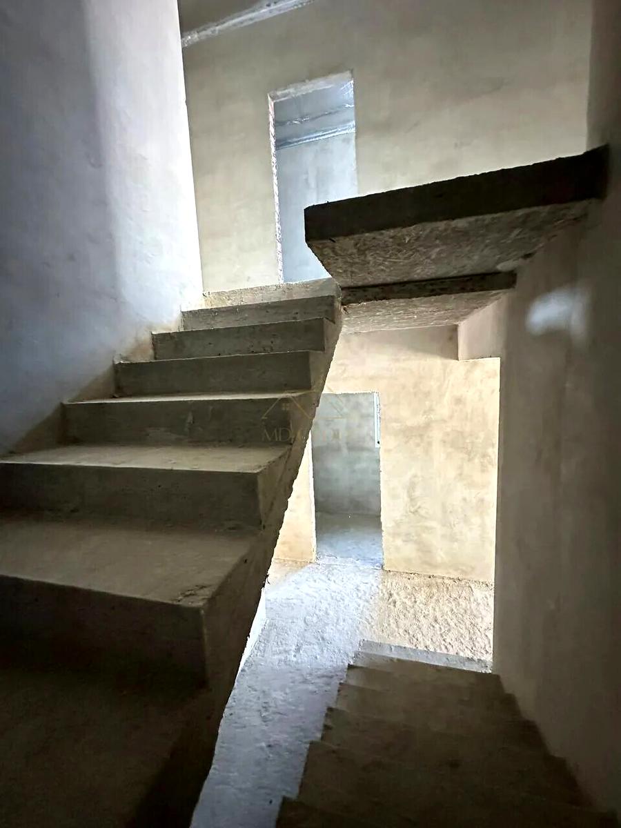 1853851044865619