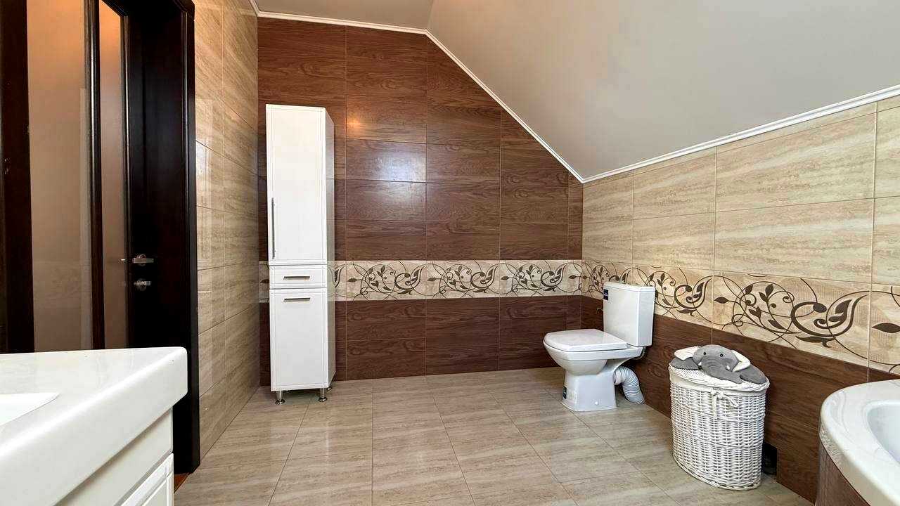 1854118627269672