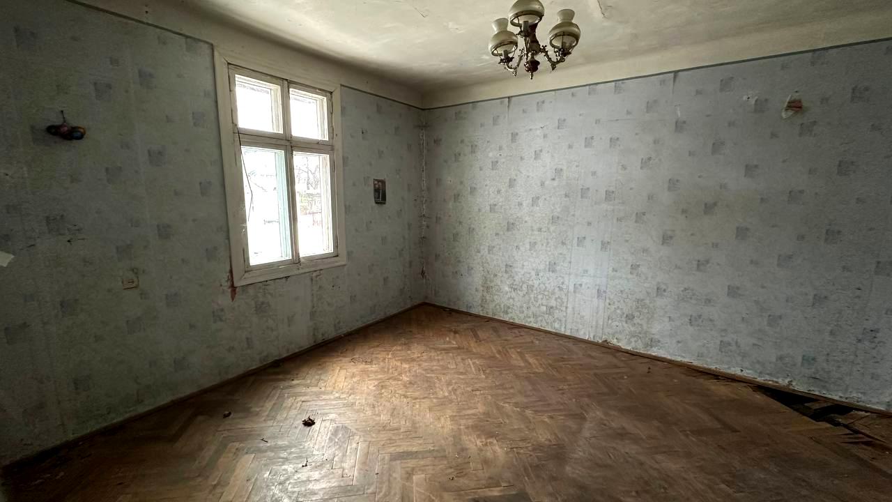 1856109162304525