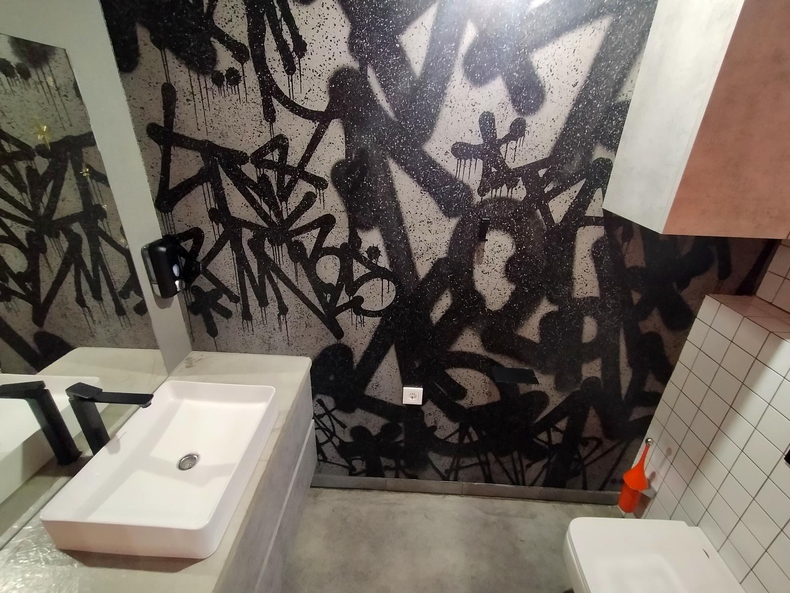1856285684811559