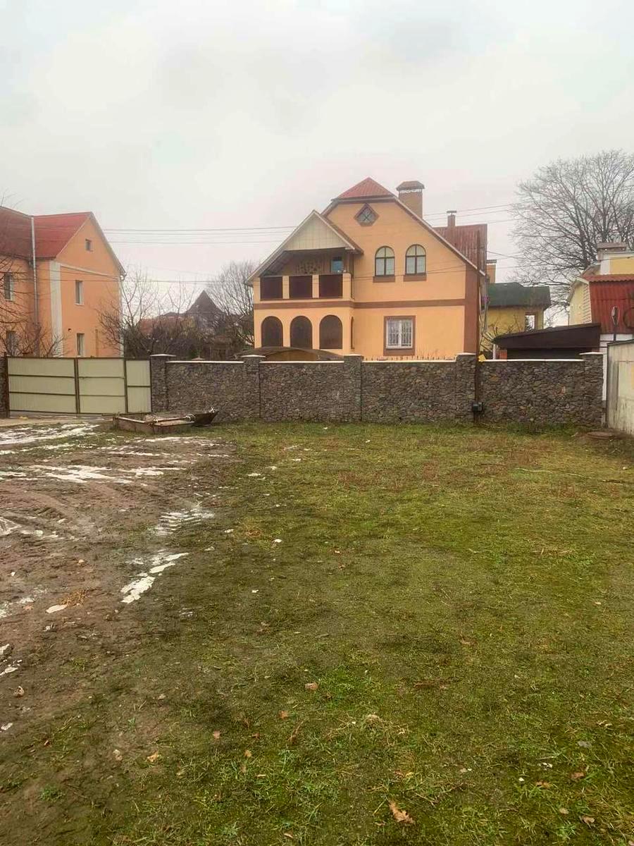 1856925786584037