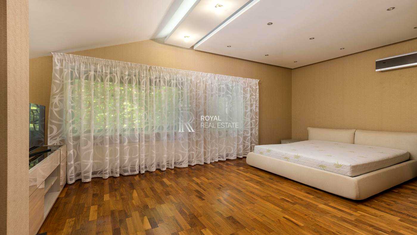 1858745393356952