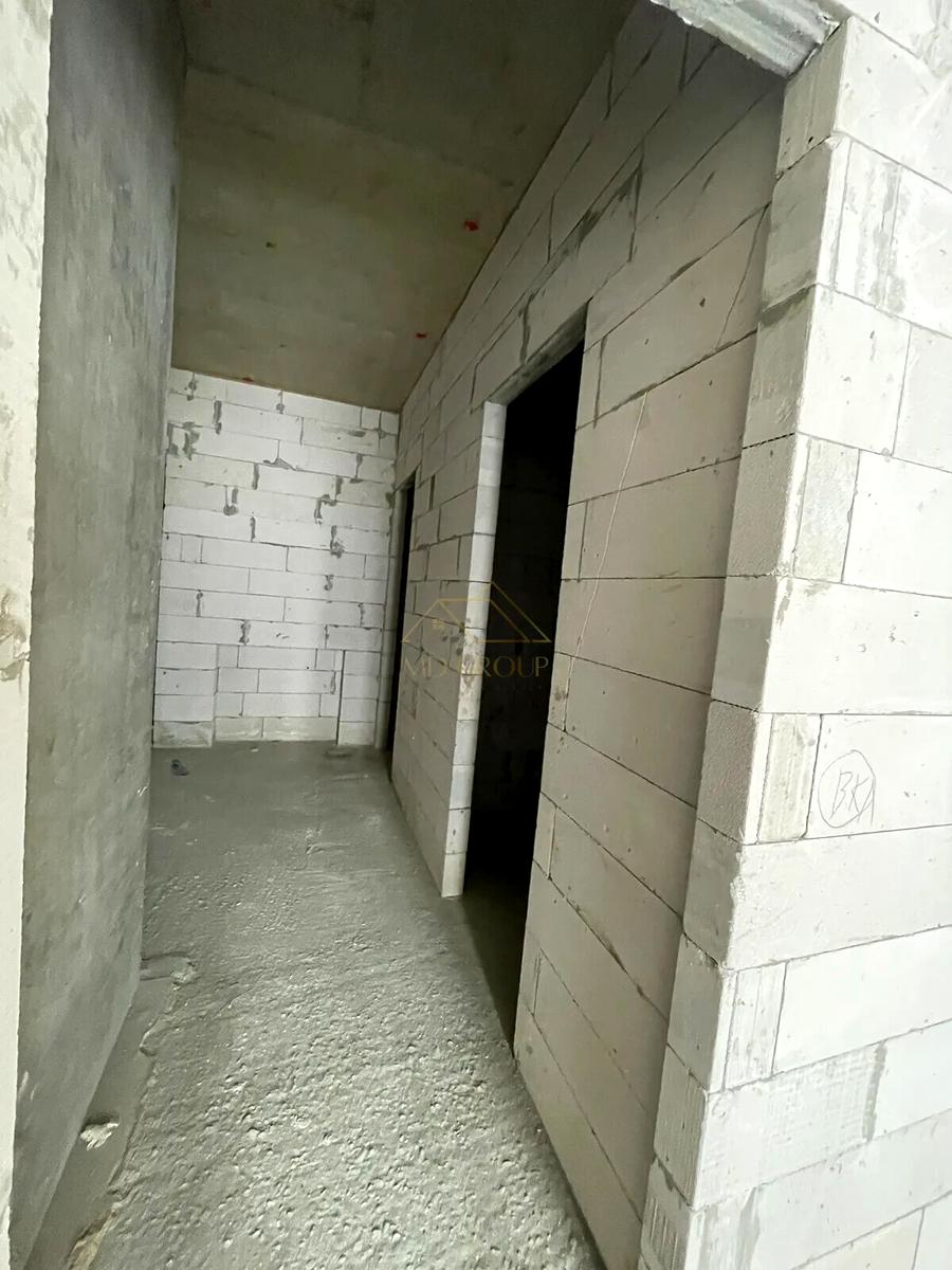 1858747045637744