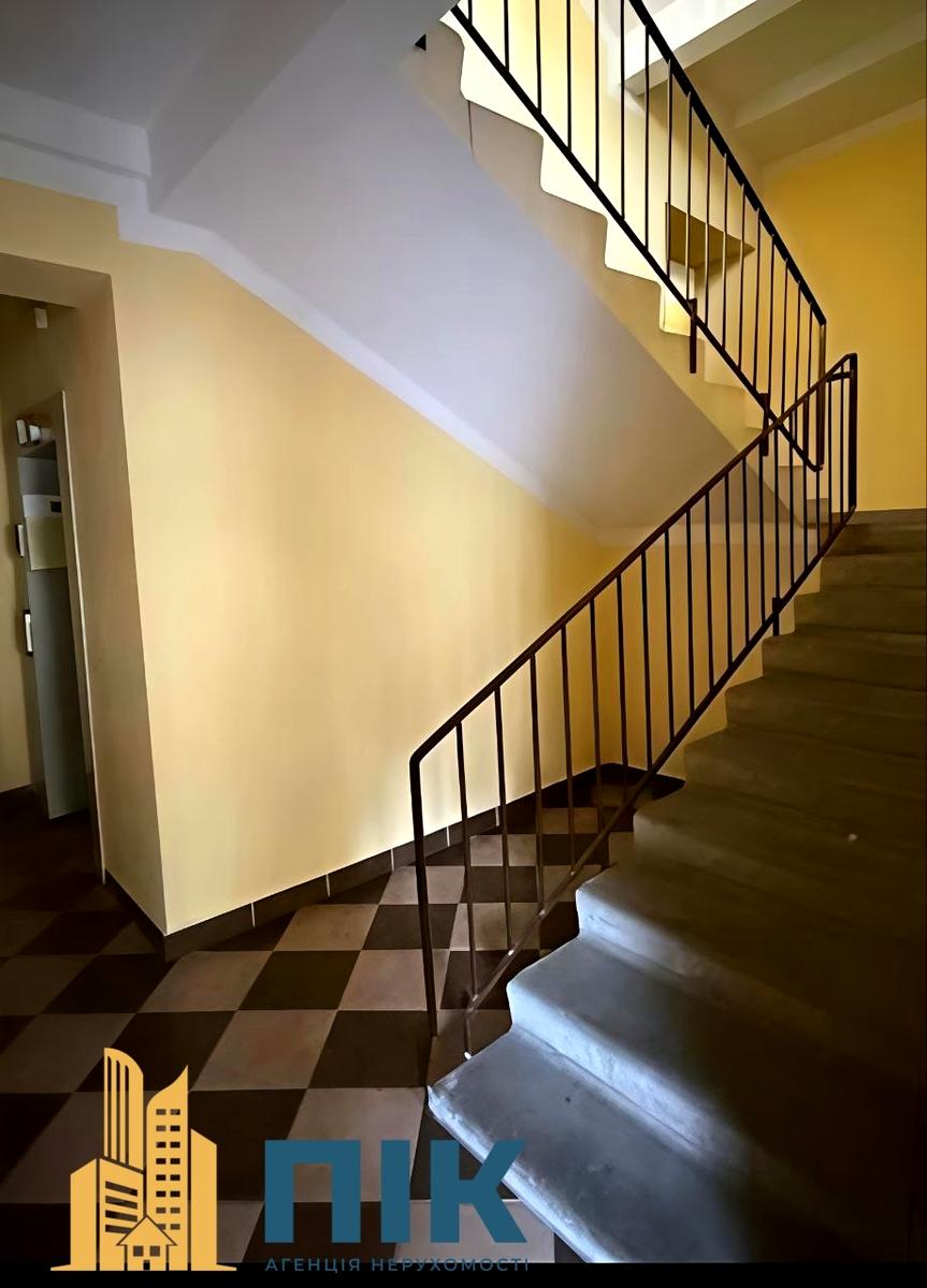 1858986713424367