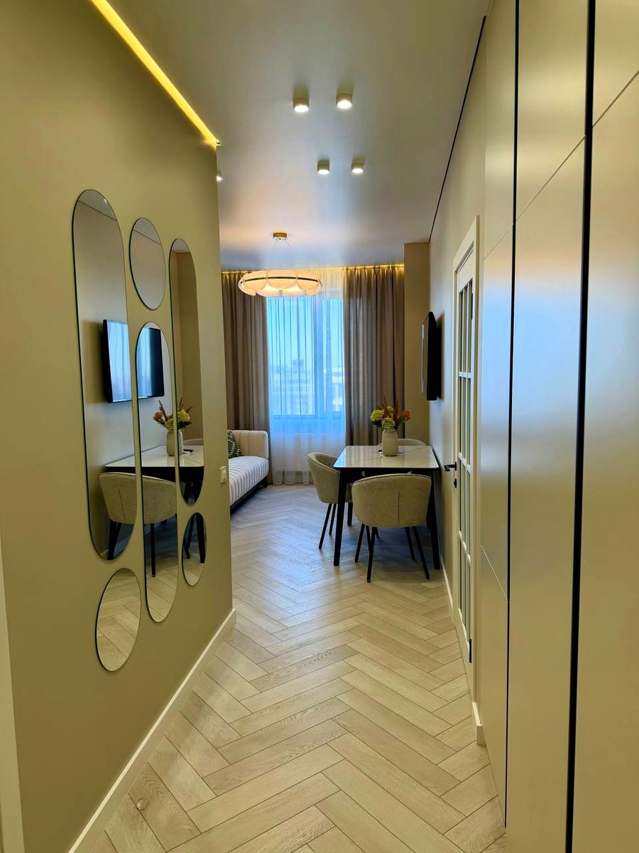 1859468664683136