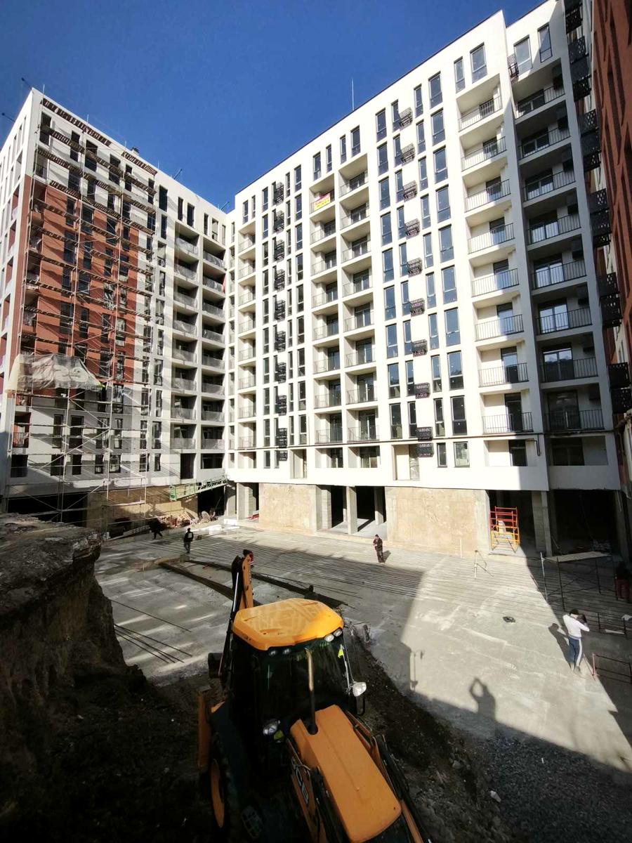 1859807402356995