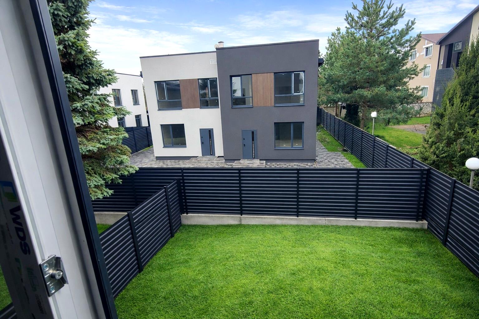 1859899937559579
