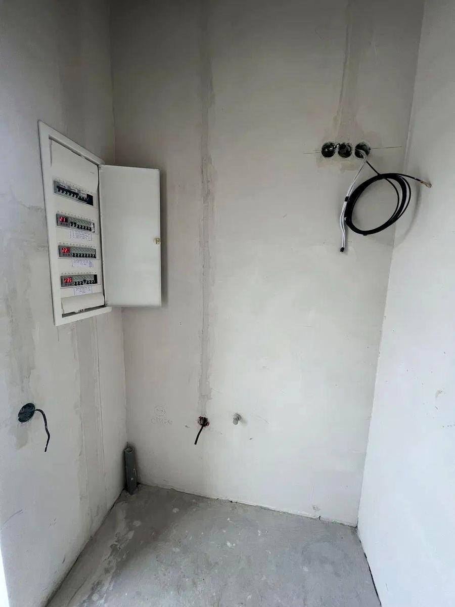 1860099570201332