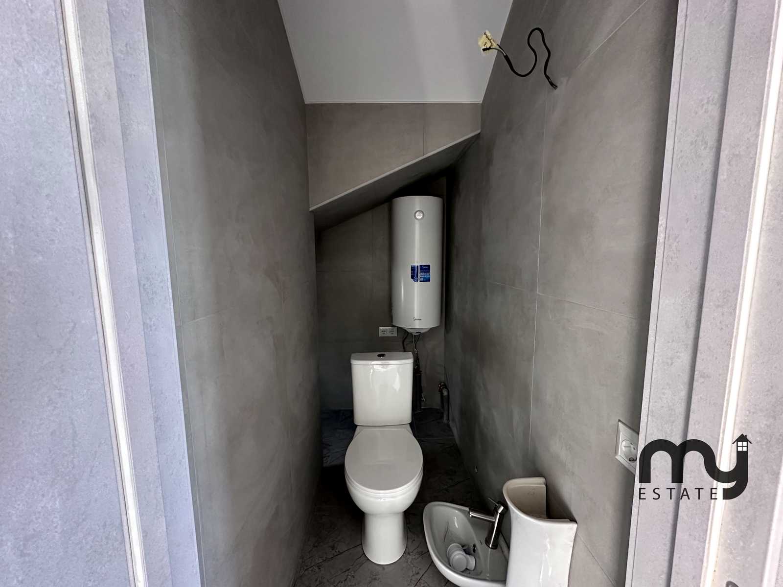 1860931572404544