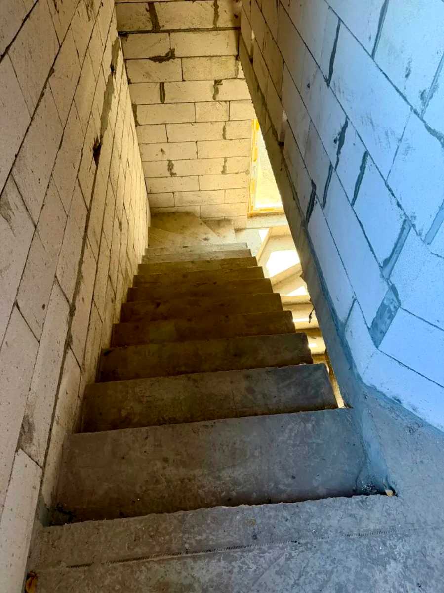 1861893105345351