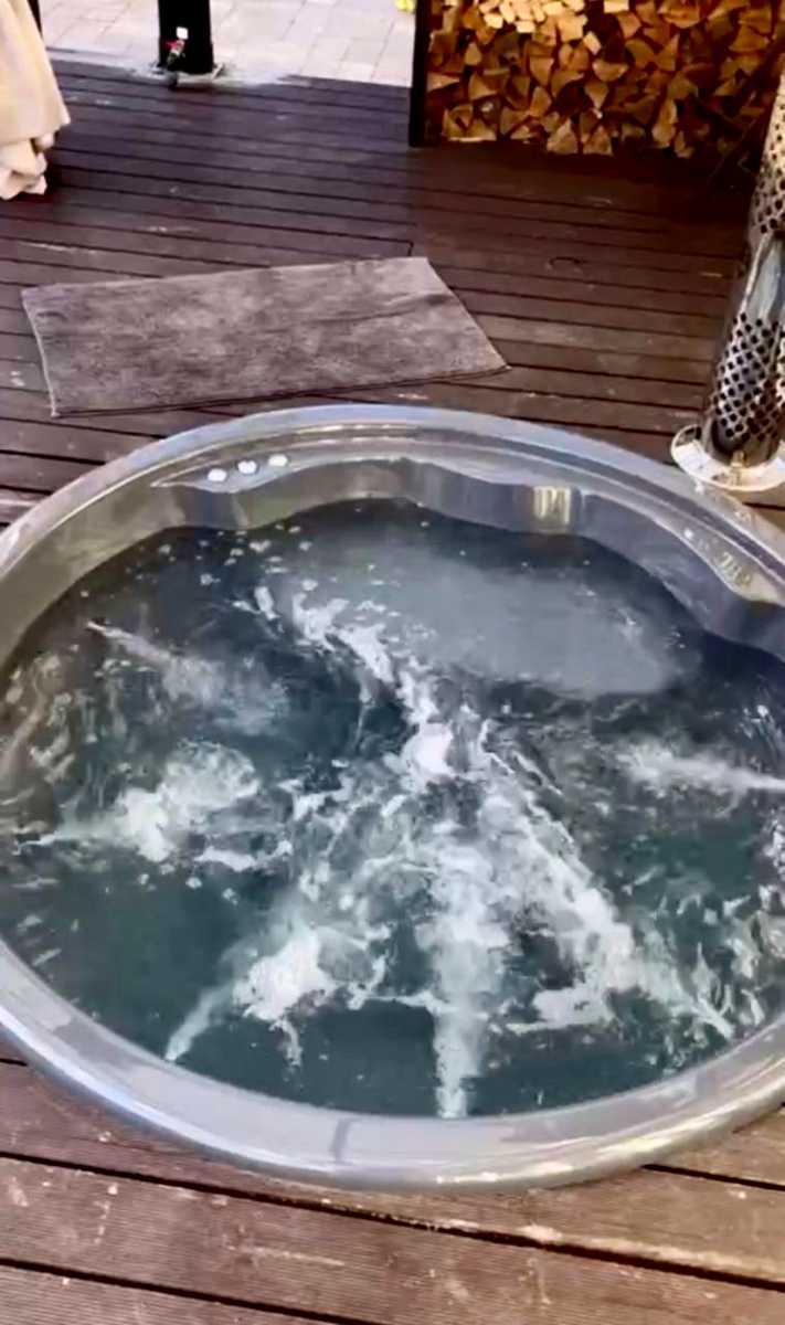 1863082618821657