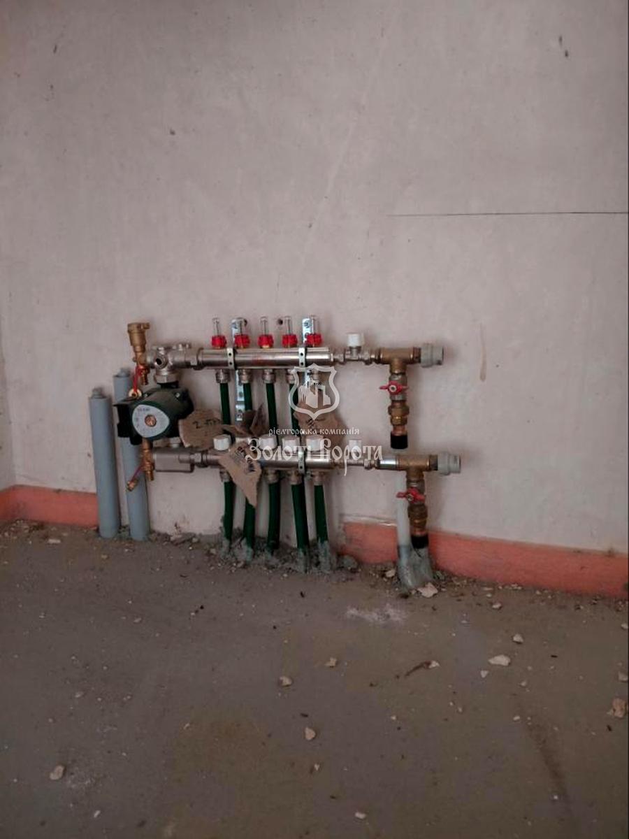 1863268224610402