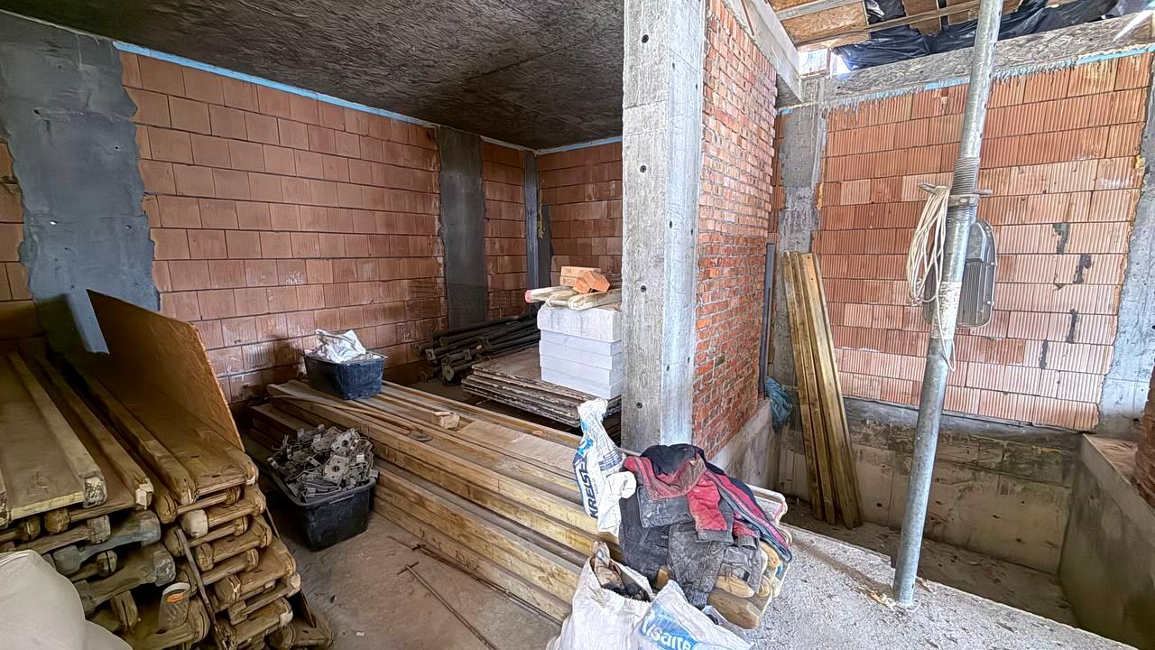 1863286975486346