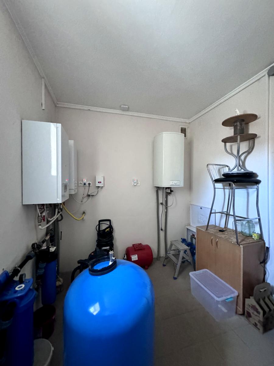 1863518592510358