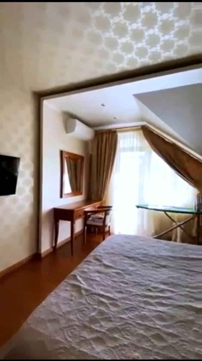 1863776241805541