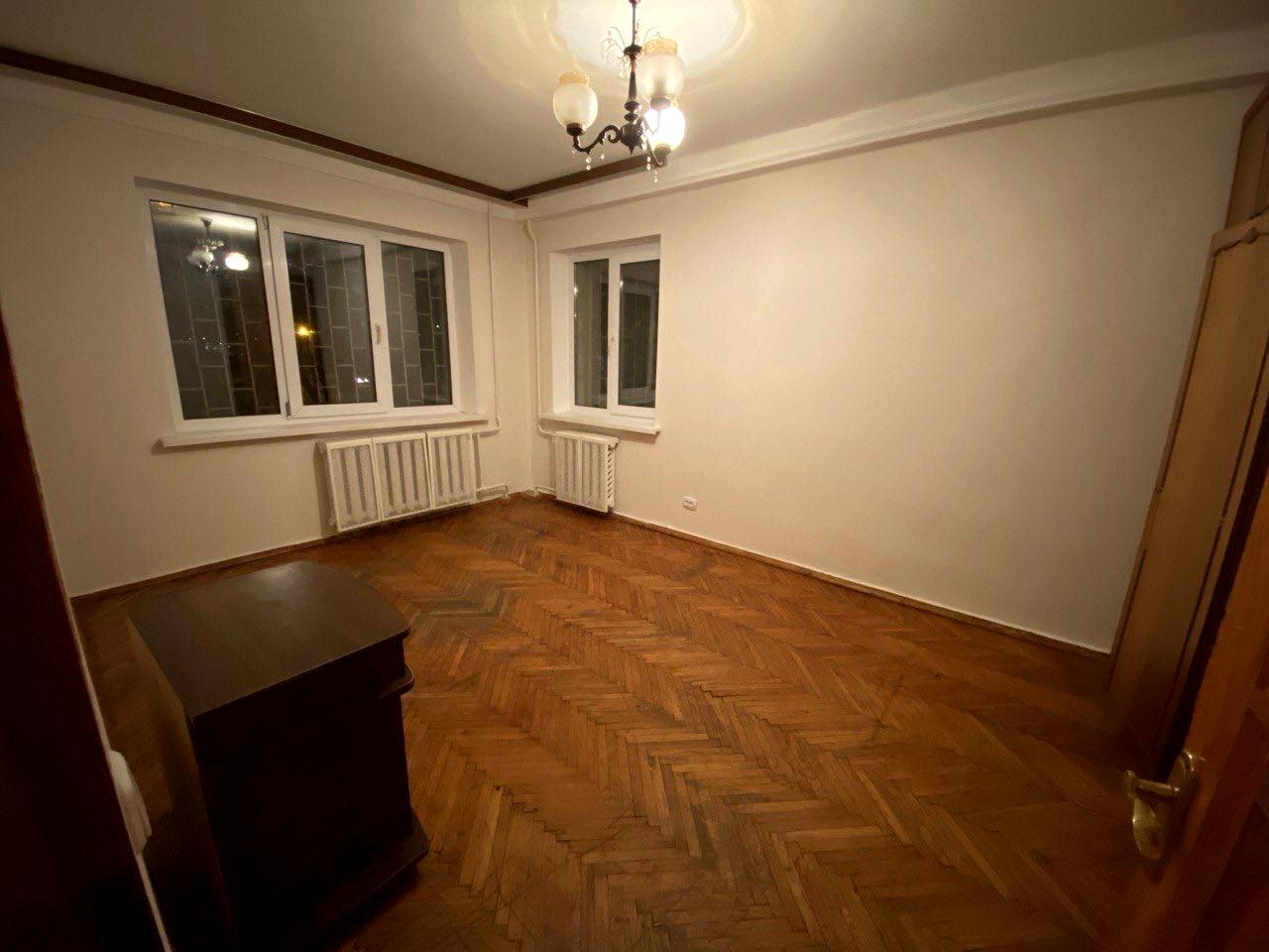1863808701946016