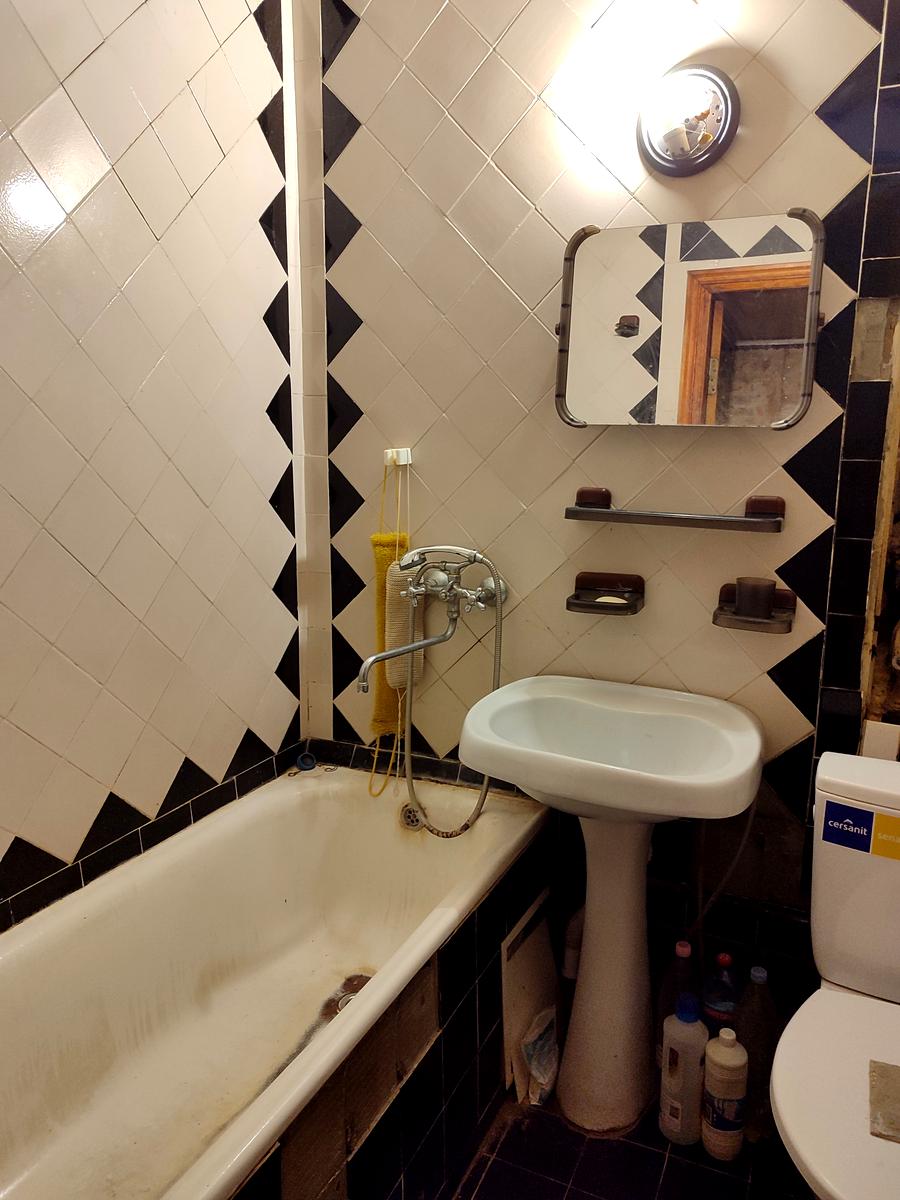 1863896779368378