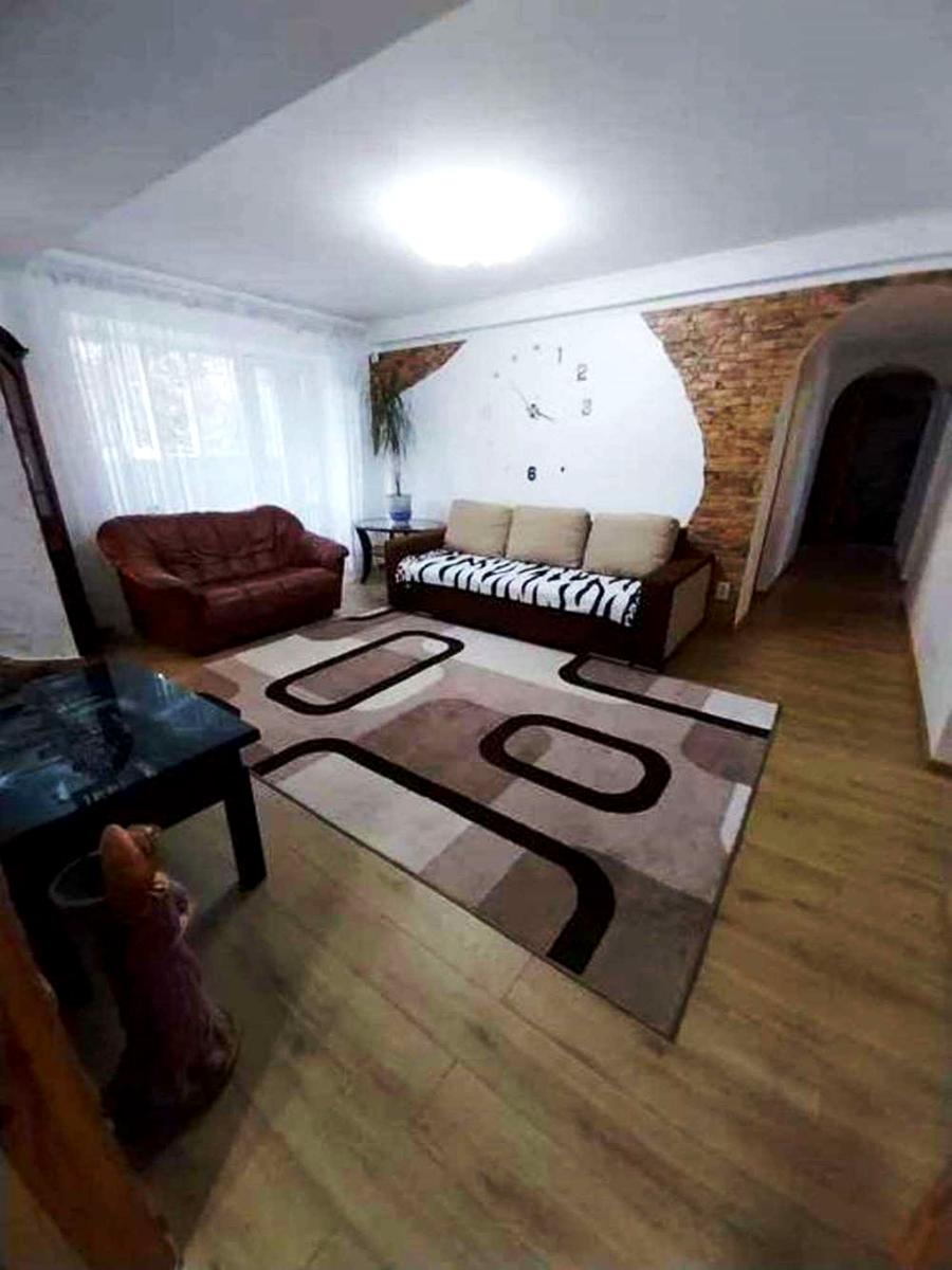 1863905810751109