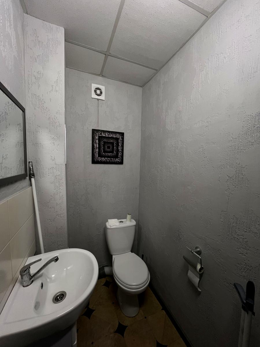 1863982428304928