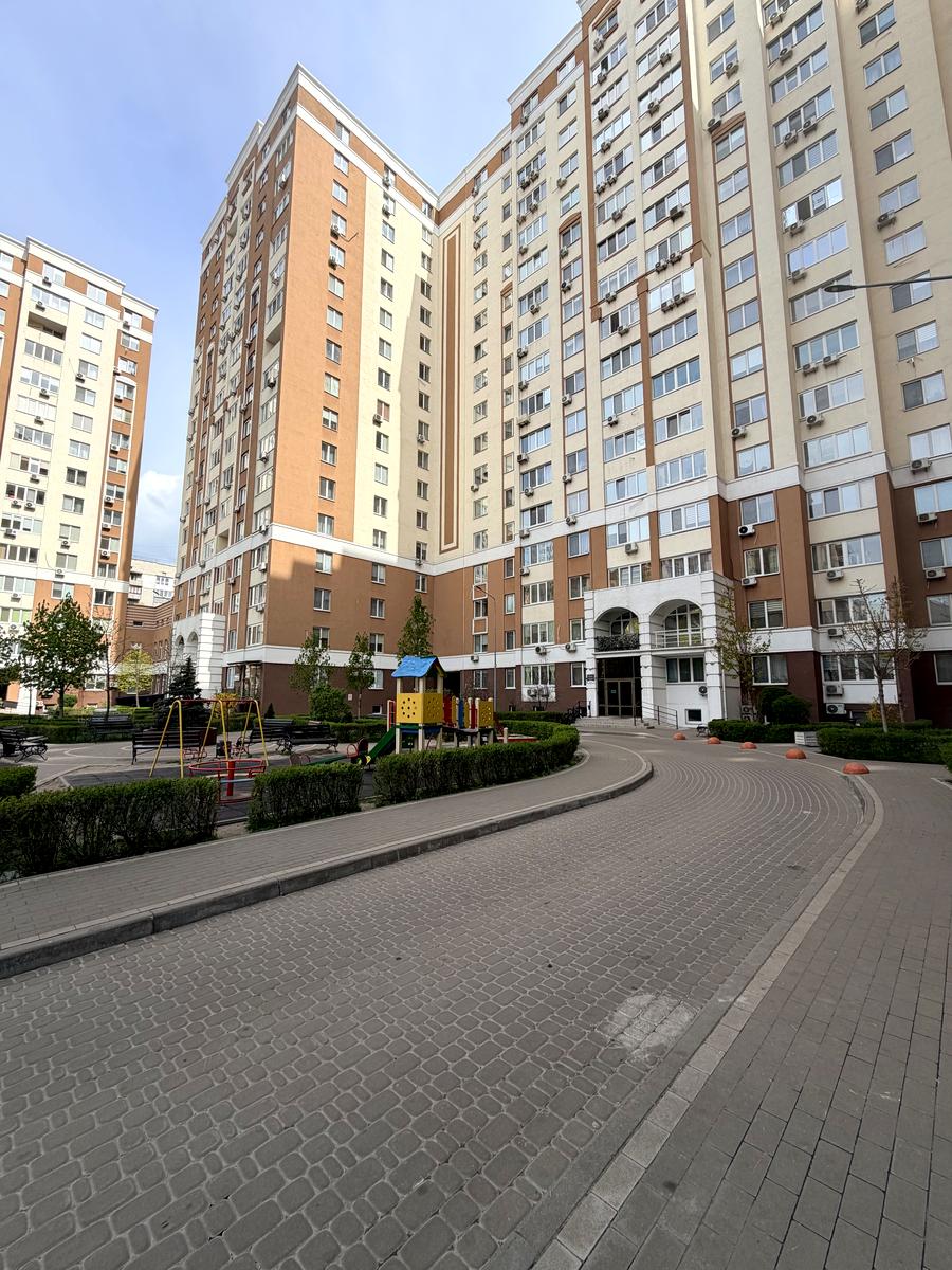 1864015642212545