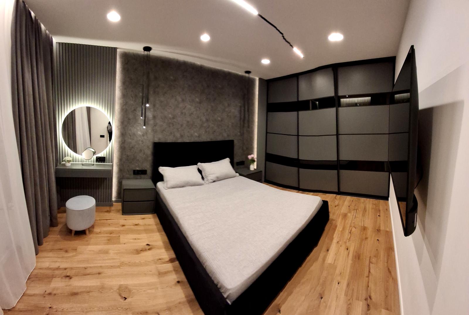 1864021218312809