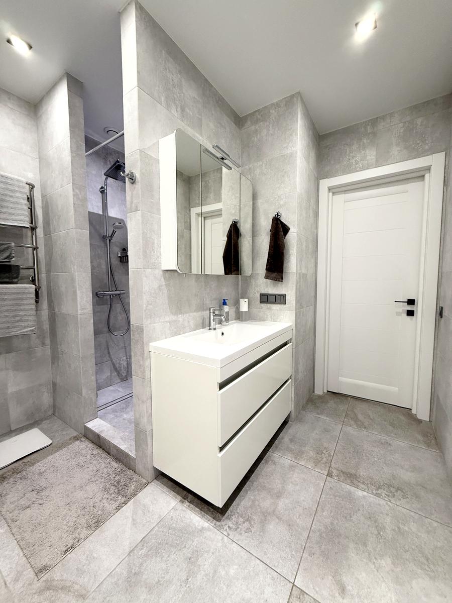 1864081743390688