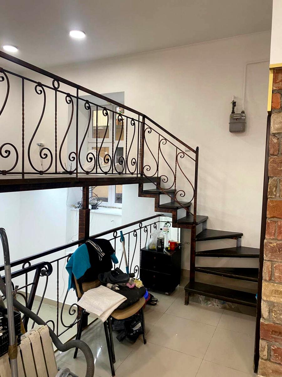 1864243923400349