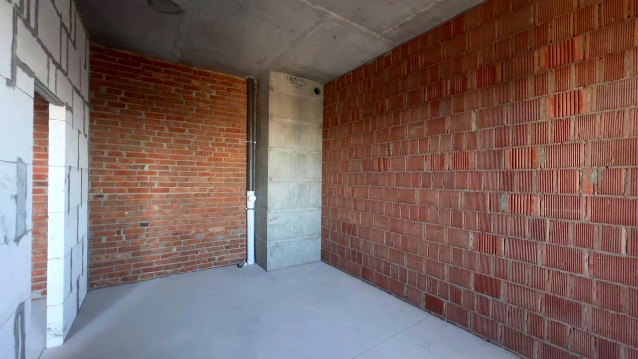 1864267808010558