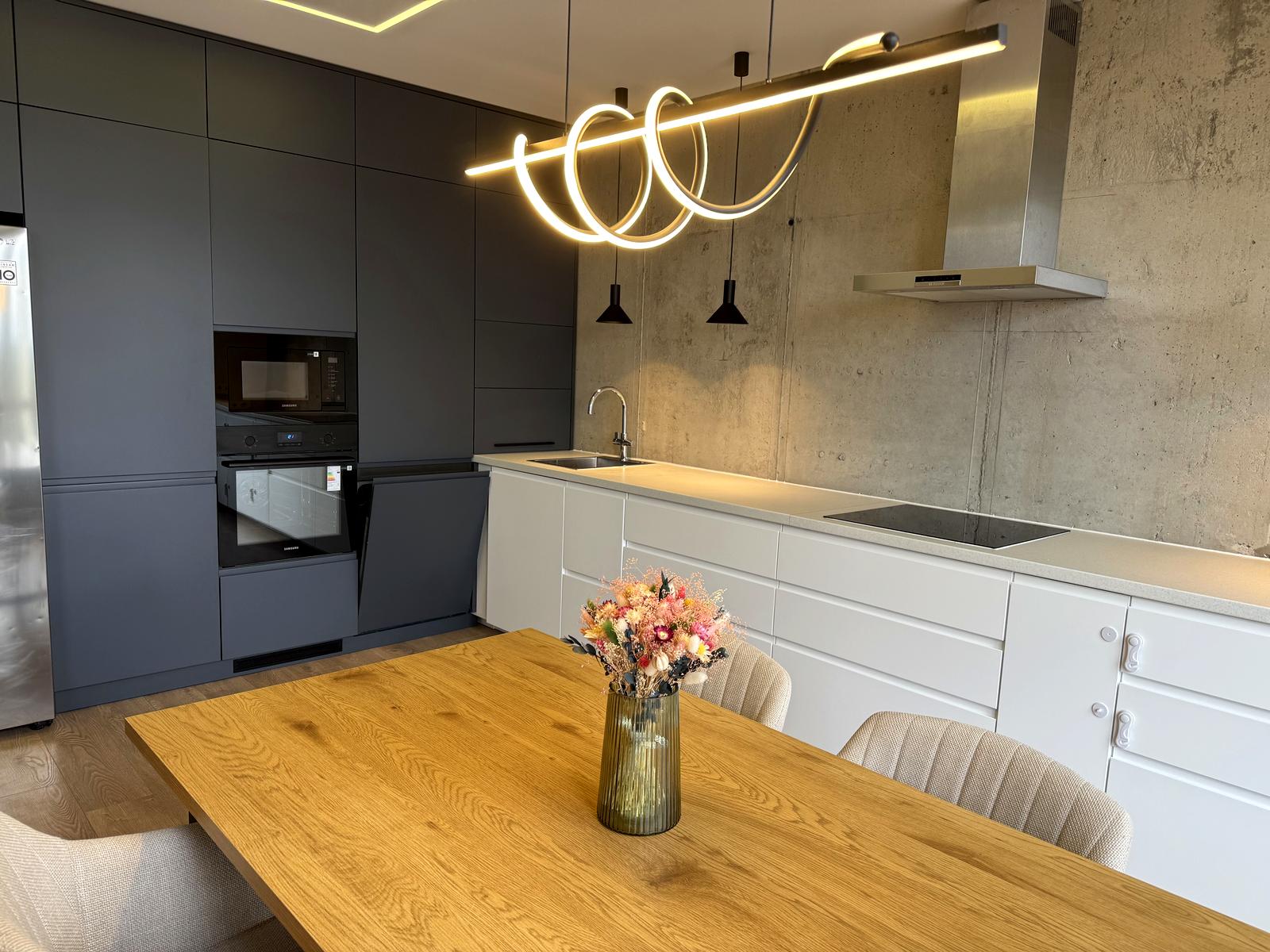 1864347811022276