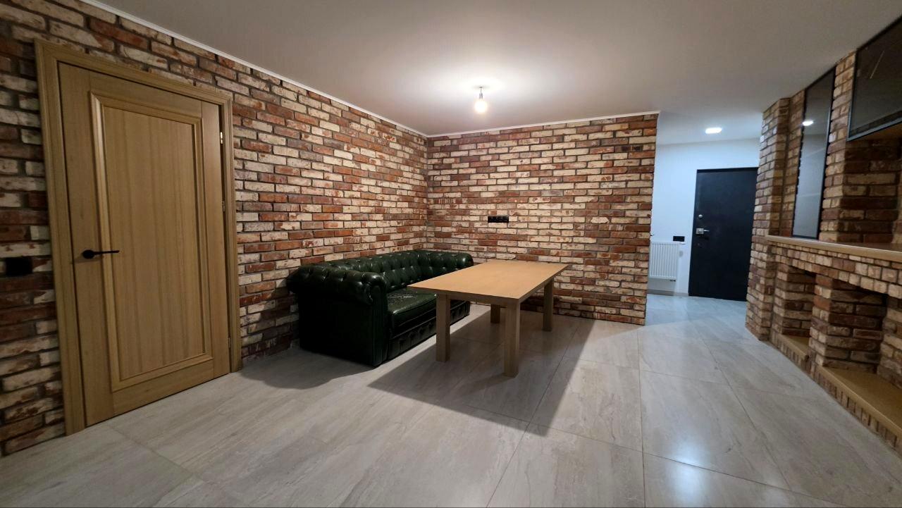 1864358984780323