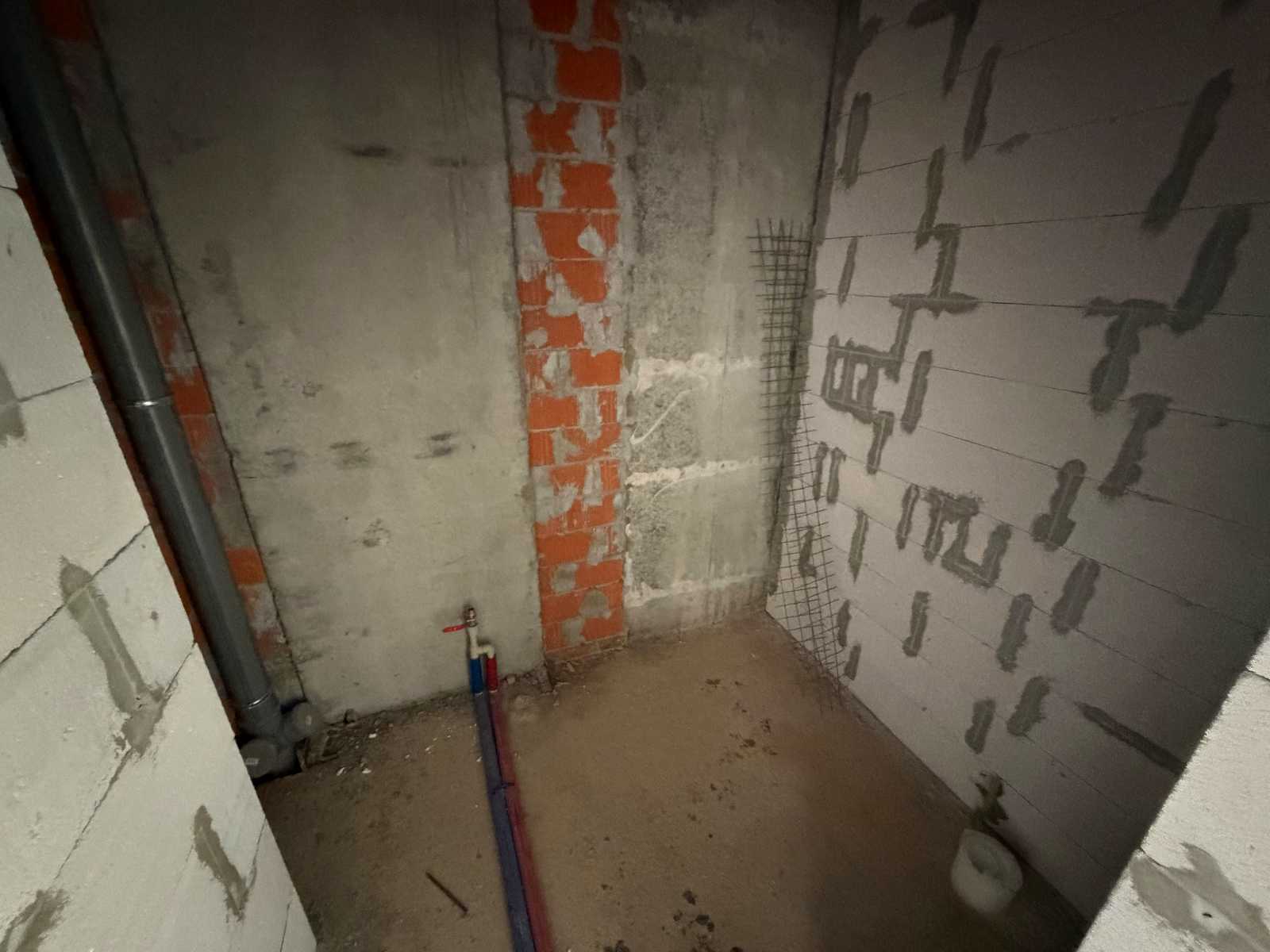 1864374605497351