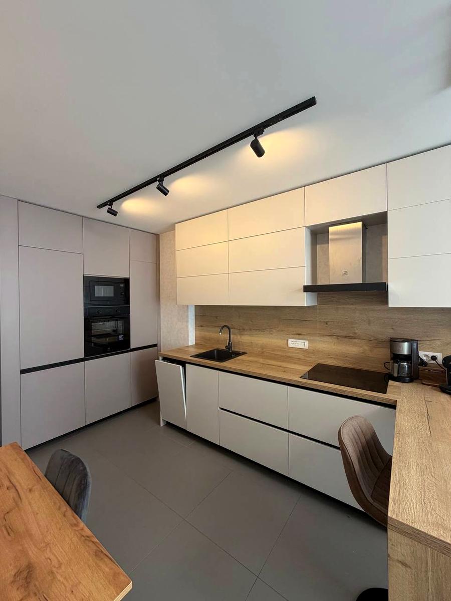 1864463437912972