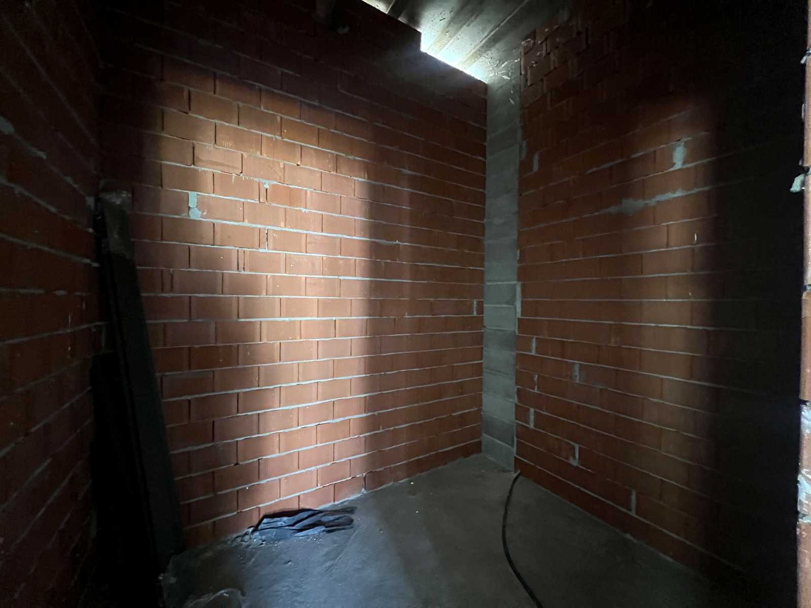 1864469759408369