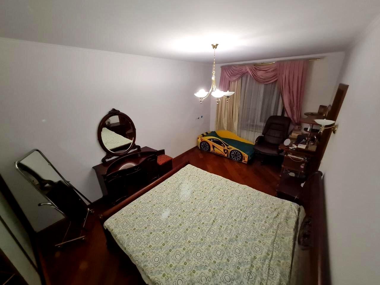 1864513689780369