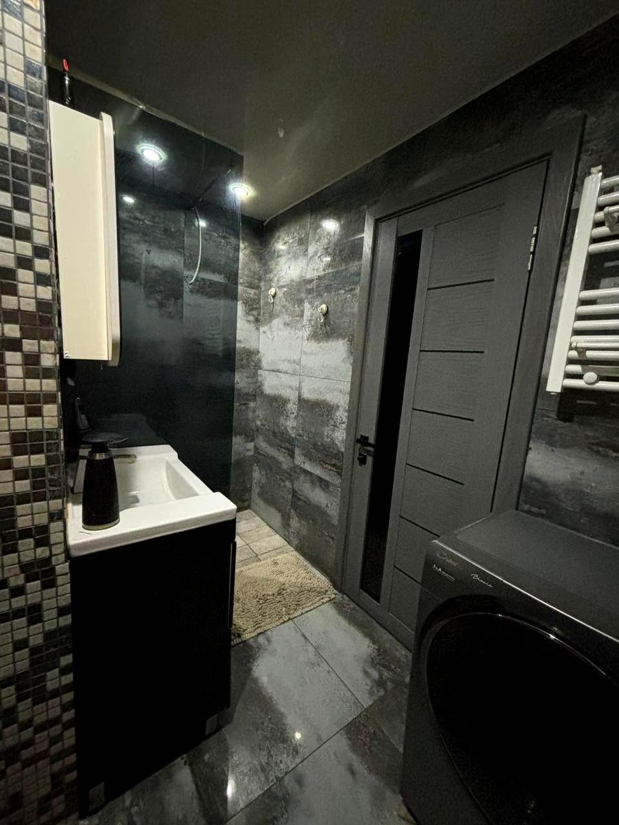 1864519786030518