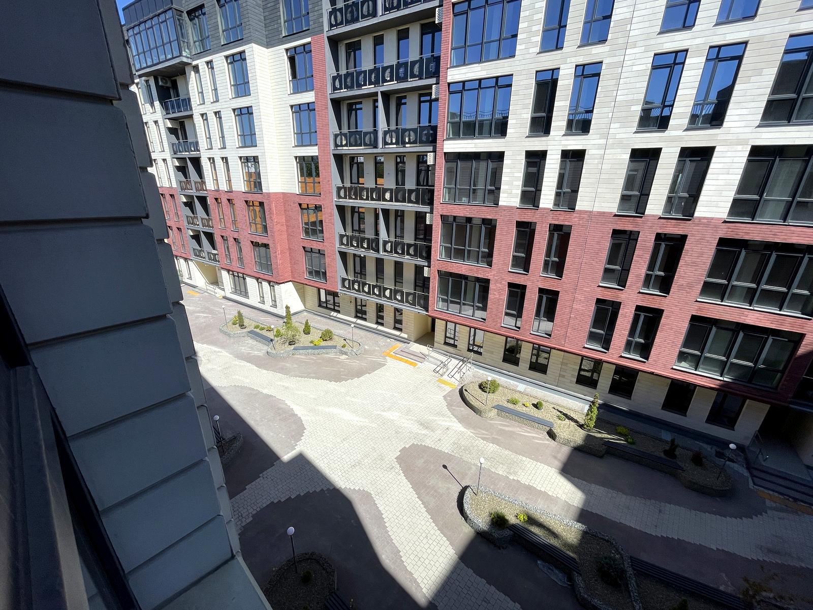 1864604402460040