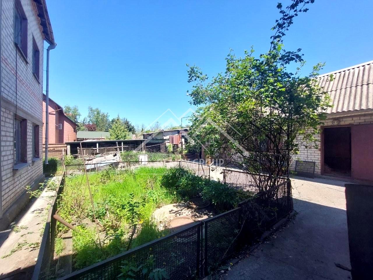 1864734835492885