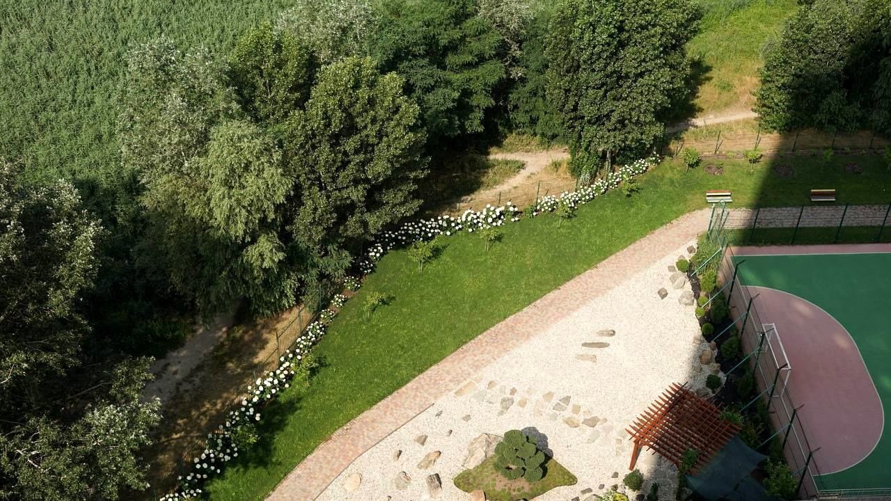 1864781876809041
