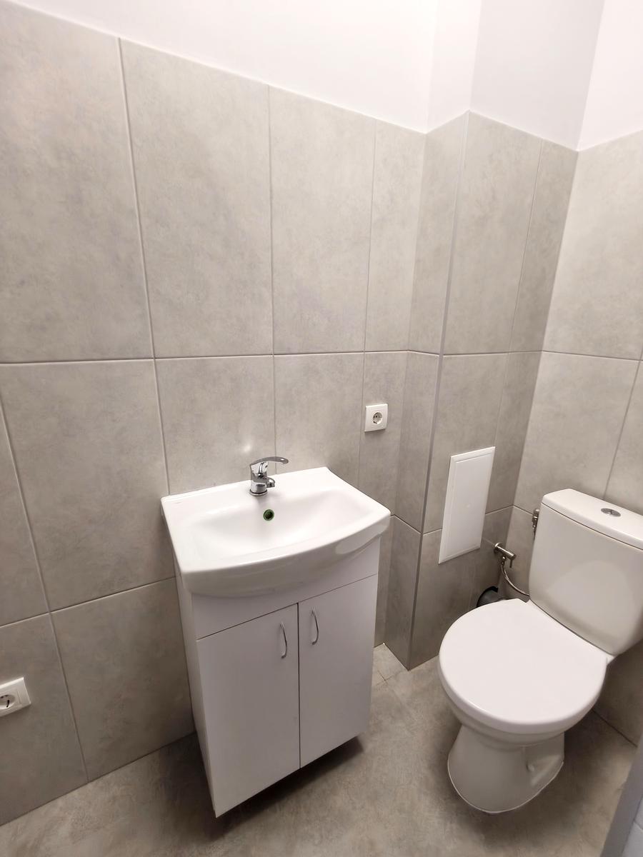 1864792808430940