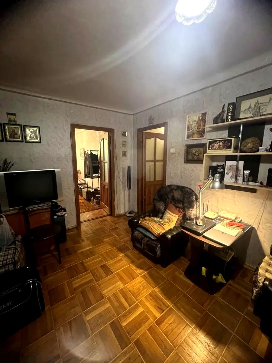 1864884240935379
