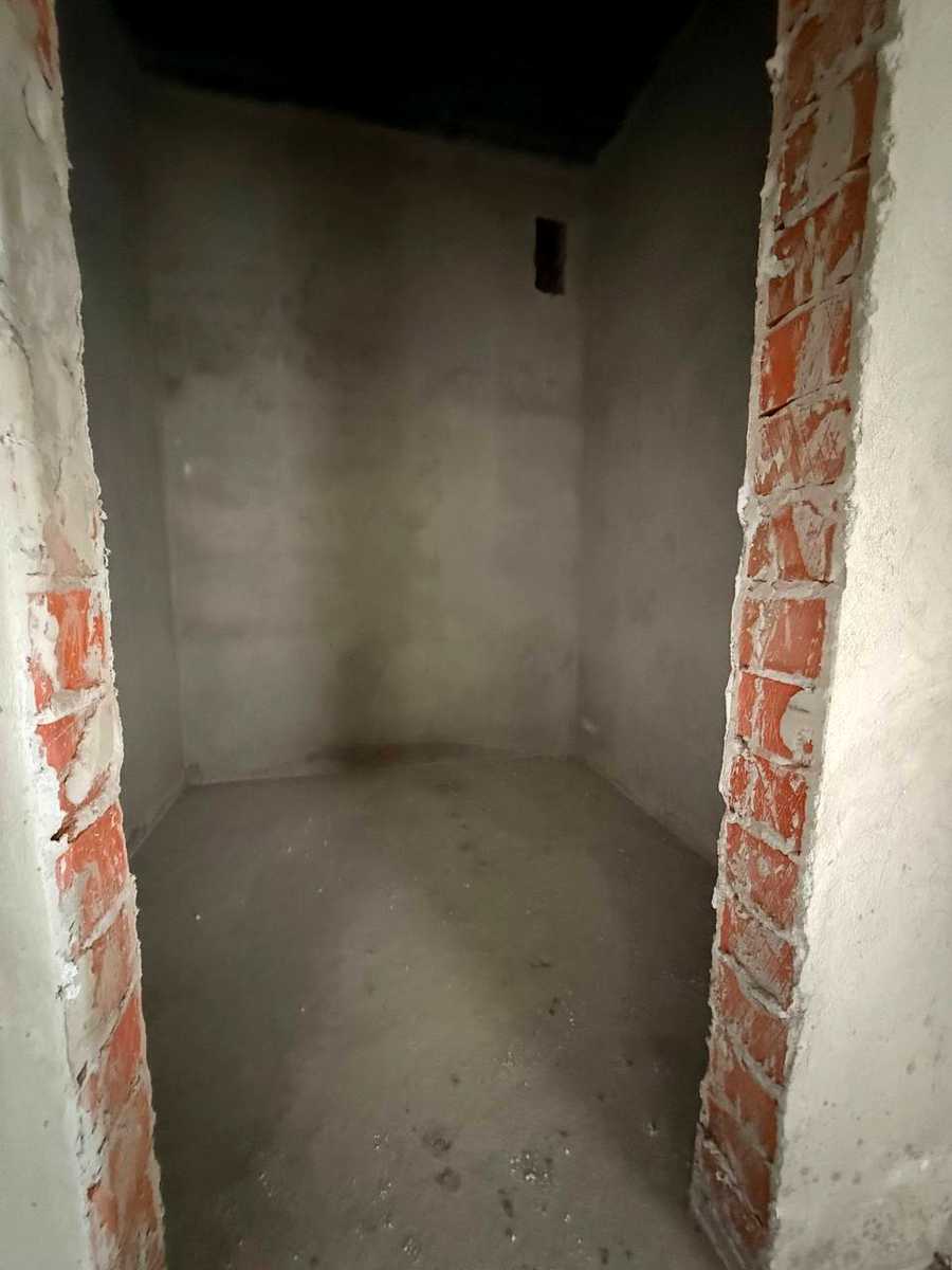 1864895875064215
