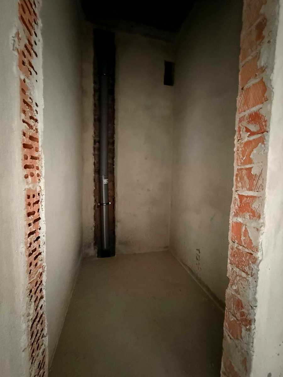 1864895875155529