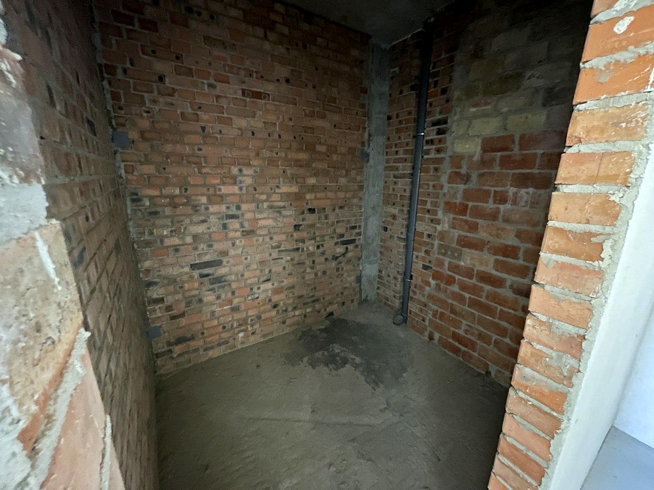 1864898445832932