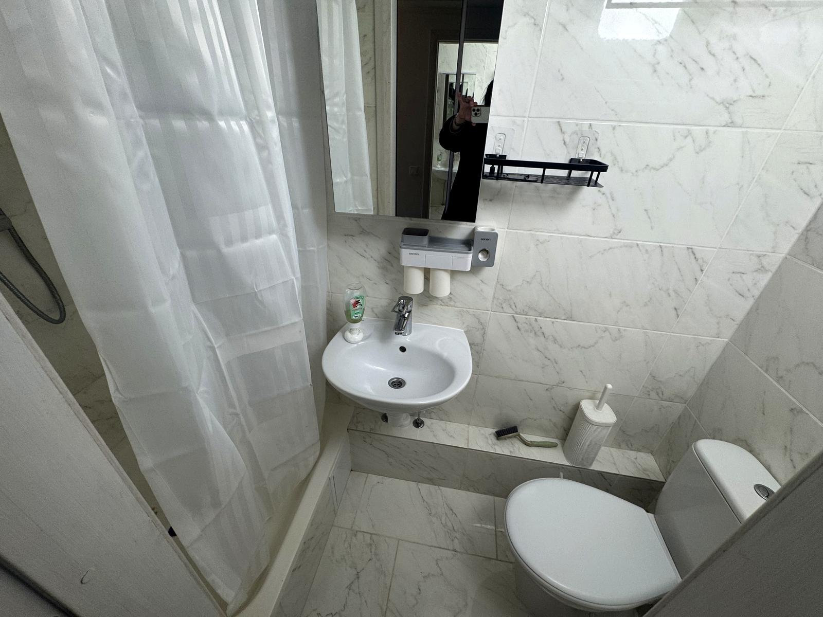 1864953643671393