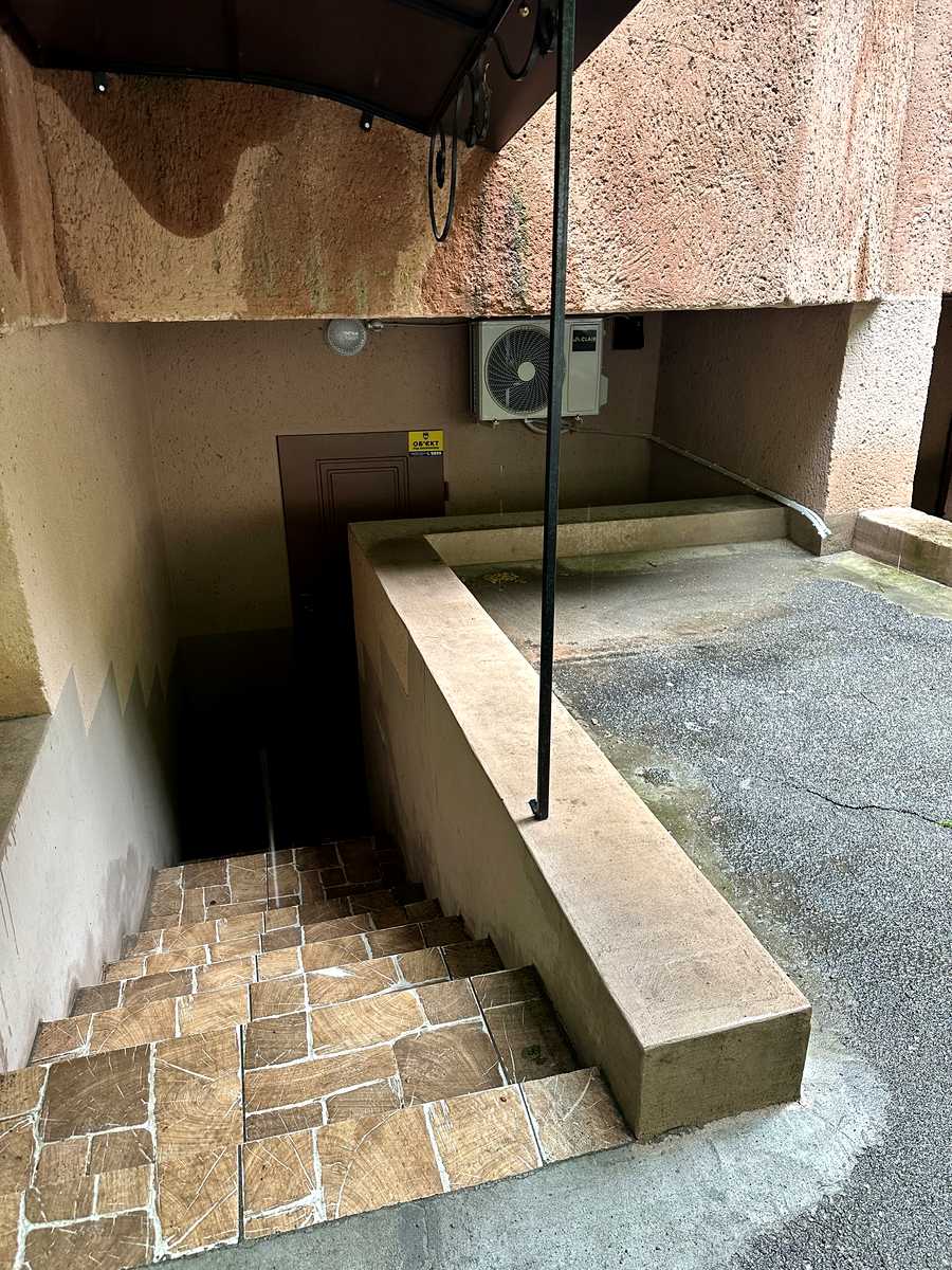 1864955629353918