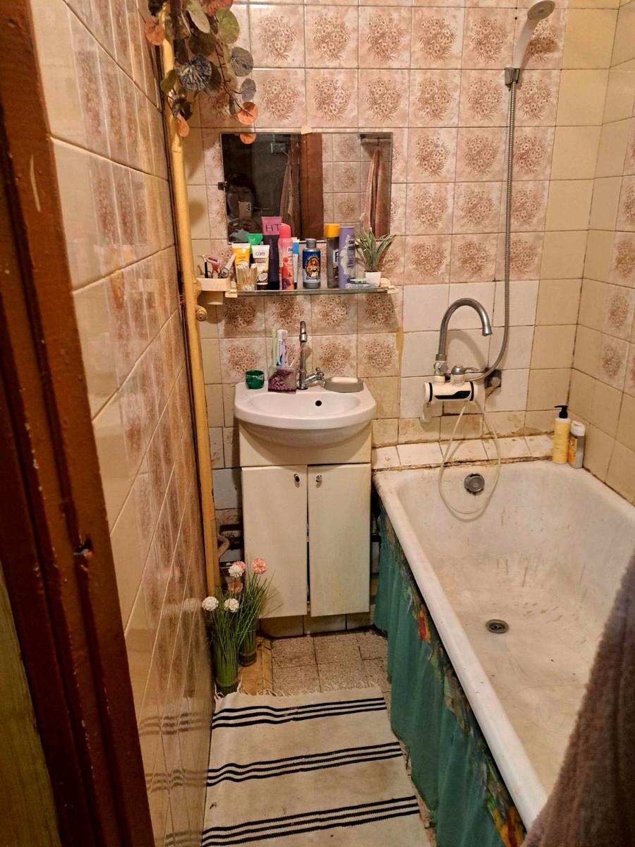 1864976452421717