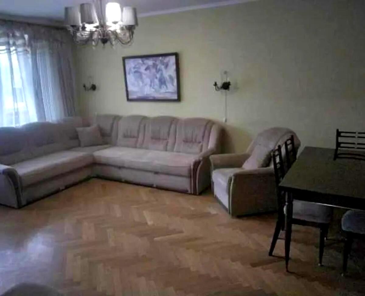 1864978594021059
