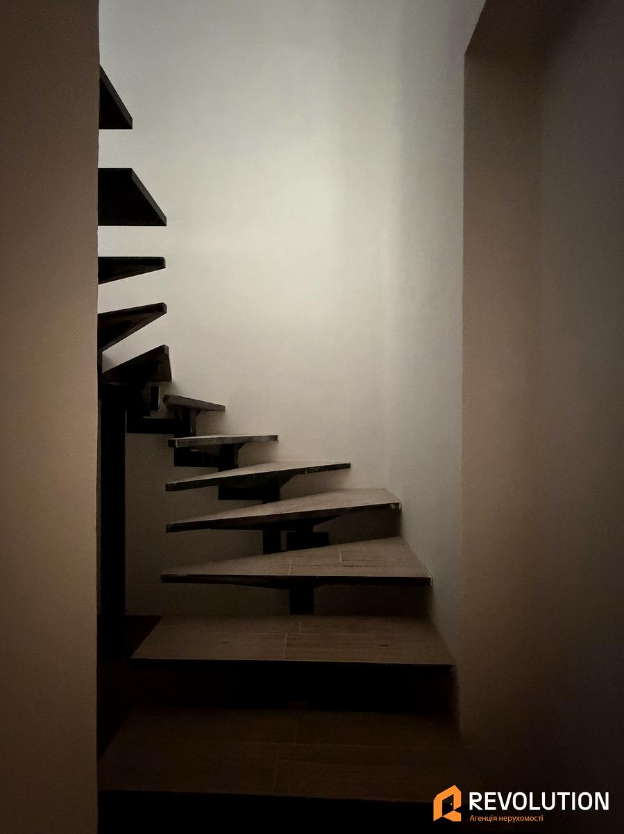 1864985271222944