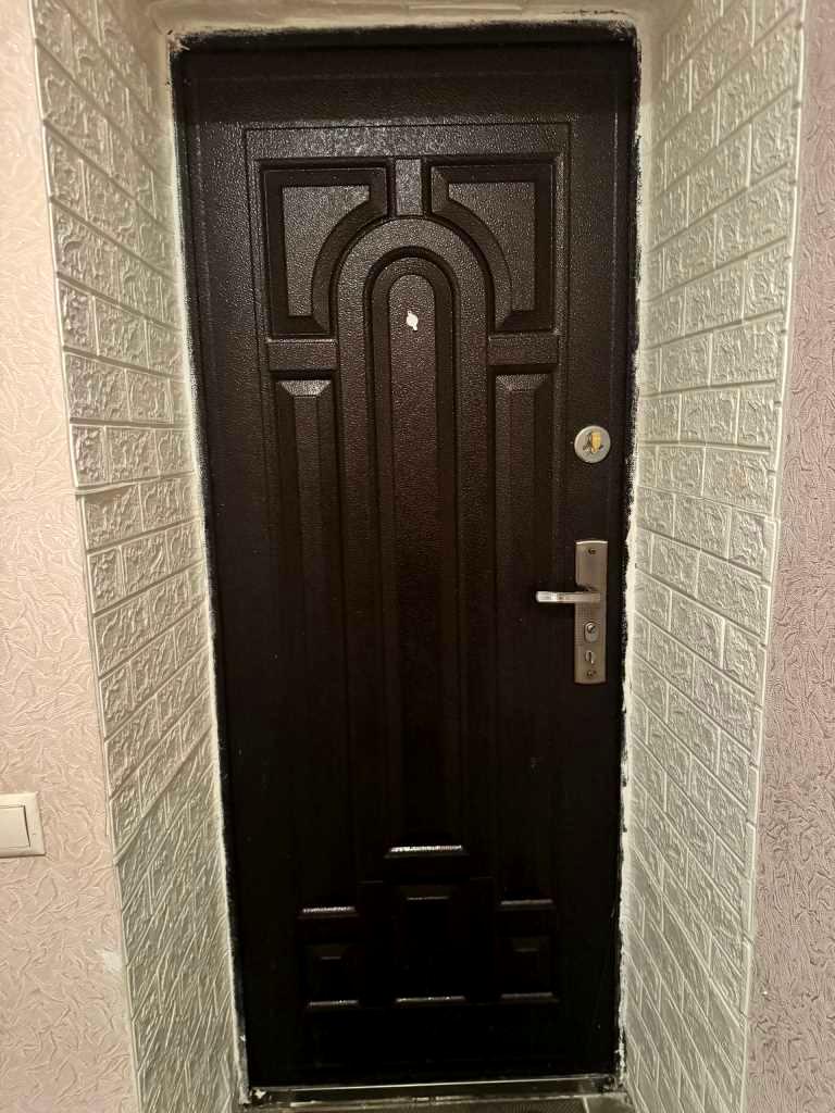 1864988120632933
